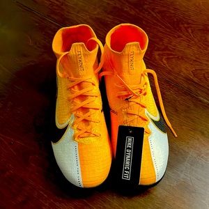 New Nike flyknit Mercurials with tag. Originals!!
